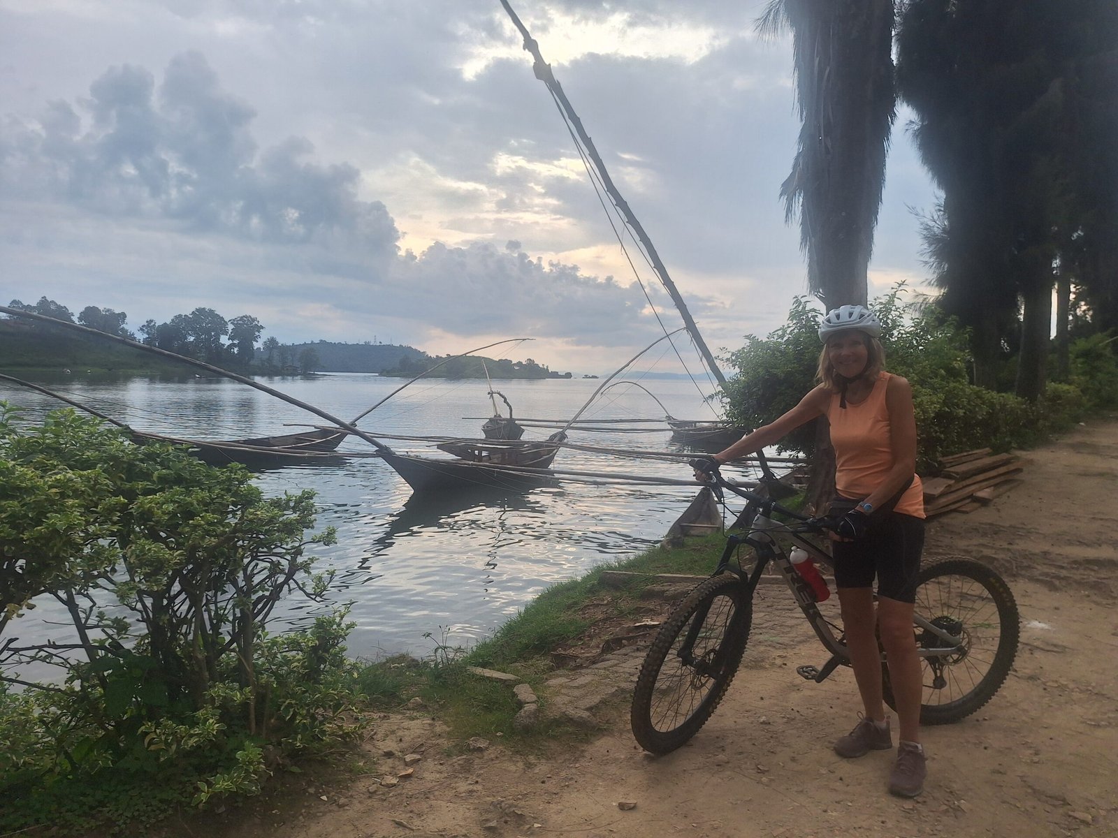Cycliste au bord du lac Kivu à Karongi
